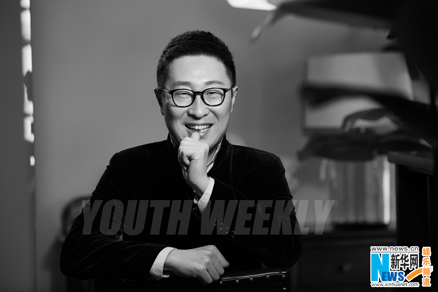 林永健登封面變暖心老爸 賣萌逗趣親吻玩偶