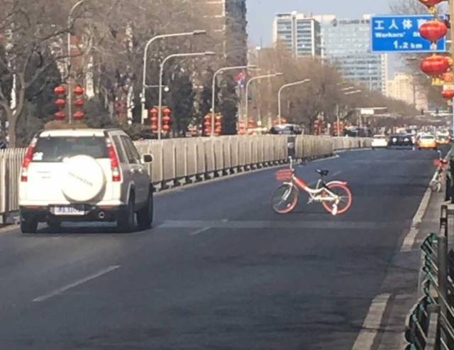 成都共享單車被燒毀 盤點N種被“玩壞”的共享單車