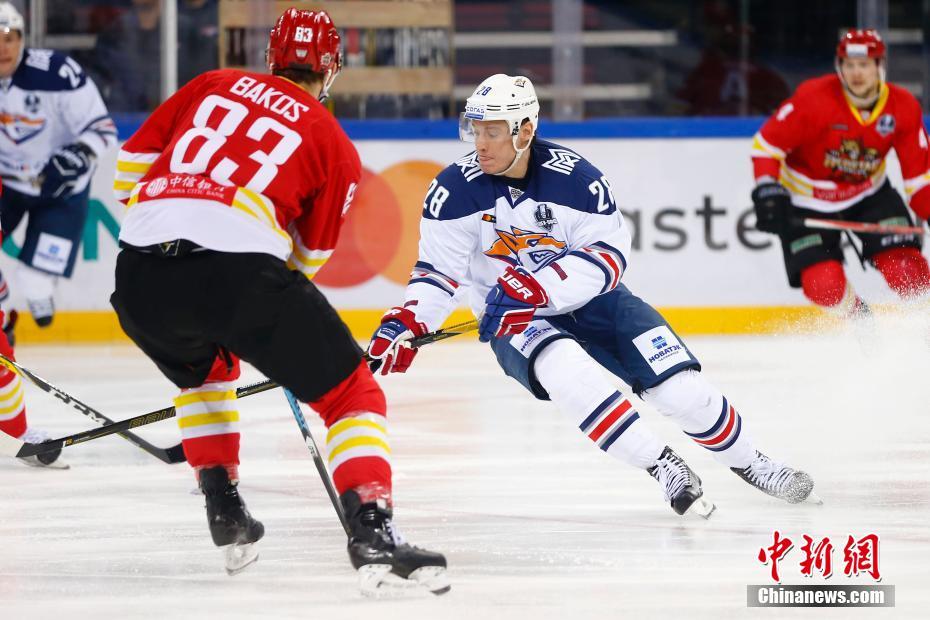 北京五棵松上演KHL冰球聯賽 英達現身觀賽（組圖）