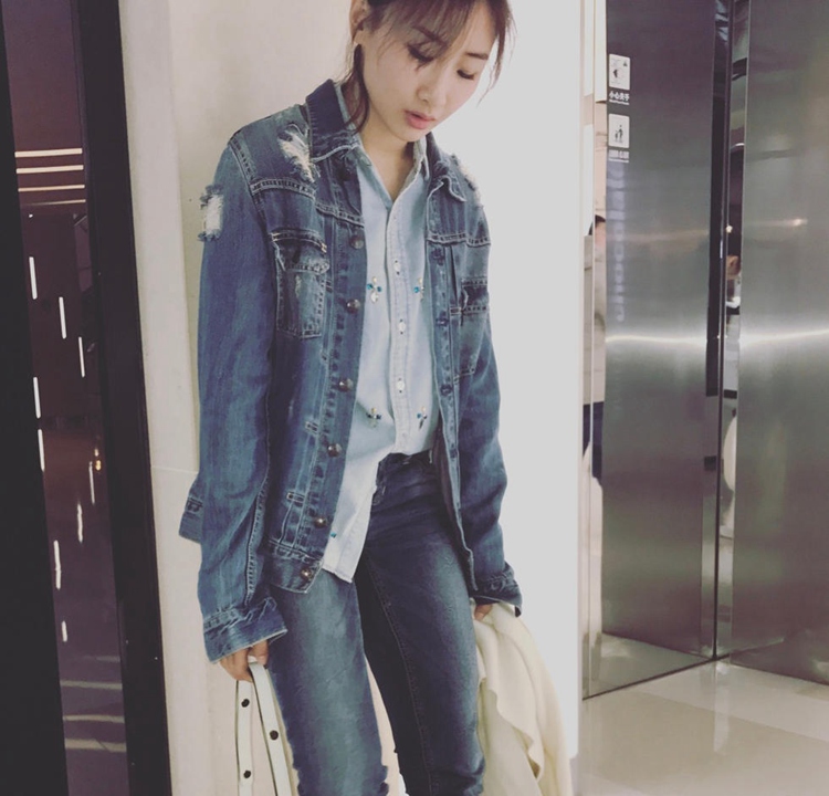 “蹦床公主”何雯娜曬潮范兒私照 網友：走路帶風！（圖）