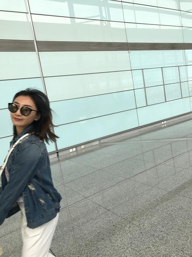 “蹦床公主”何雯娜曬潮范兒私照 網(wǎng)友：走路帶風(fēng)！（圖）