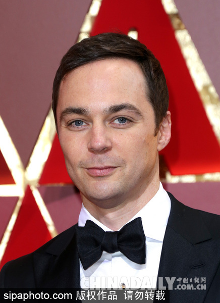 第89屆奧斯卡頒獎典禮紅毯：“謝耳朵”吉姆-帕森斯帥氣亮相