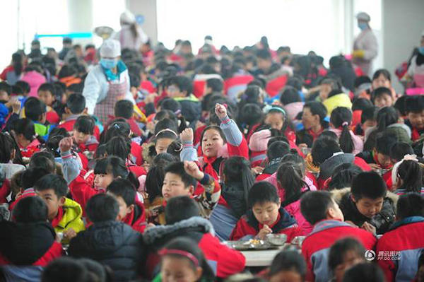 最大農村寄宿小學 近千人靠“剪刀石頭布”打飯