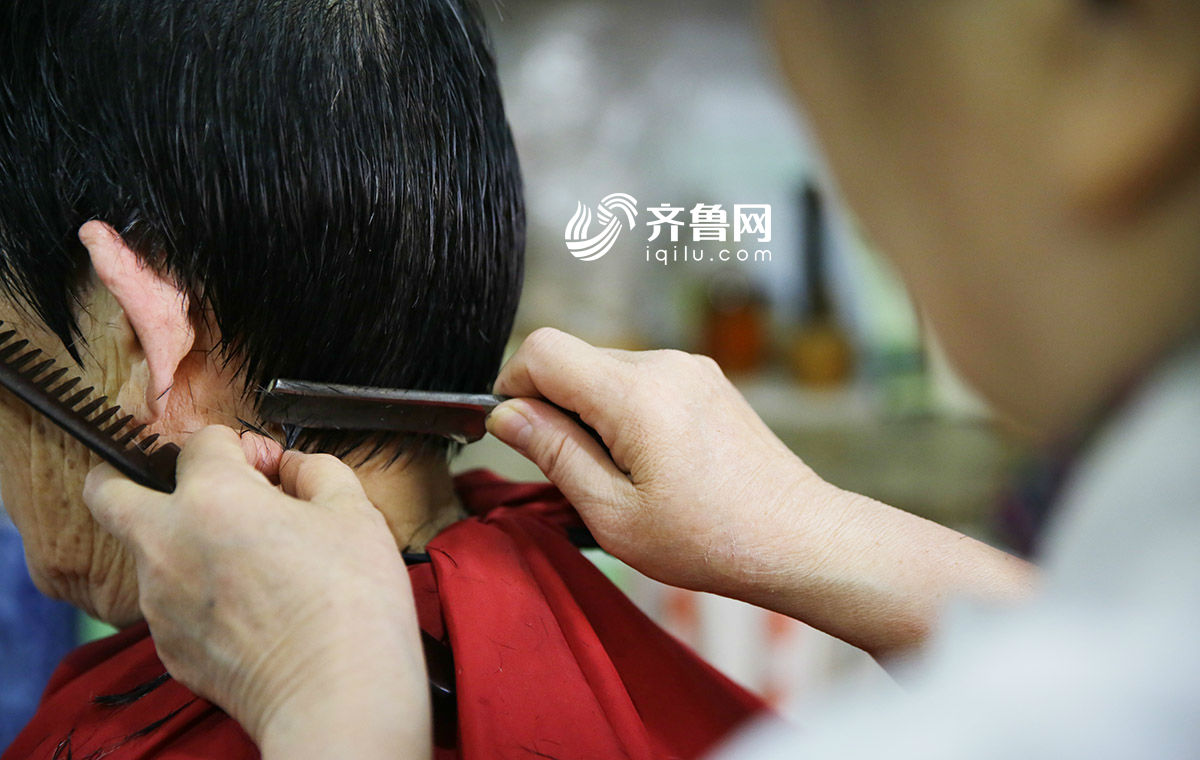 圖片故事：二月二“剃龍頭”：理發師堅守傳統技藝43年[組圖]