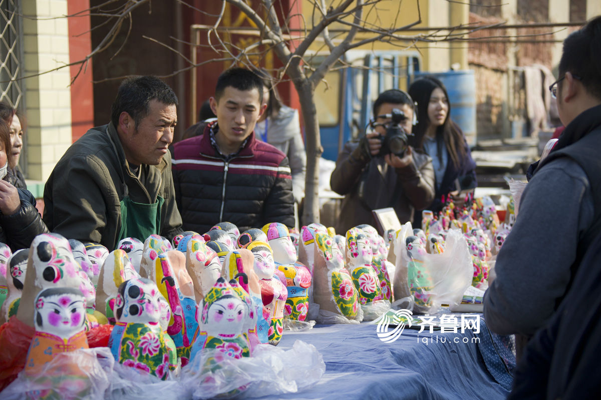 感受非遺文化 山東火把李廟會(huì)泥塑娃娃當(dāng)主角[組圖]