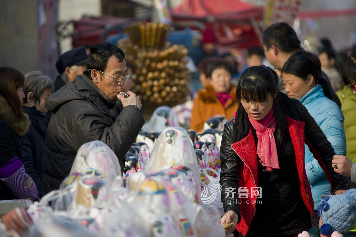 感受非遺文化 山東火把李廟會泥塑娃娃當(dāng)主角[組圖]