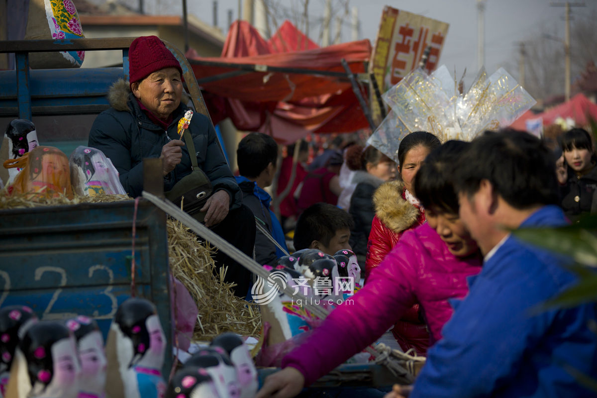 感受非遺文化 山東火把李廟會泥塑娃娃當主角[組圖]