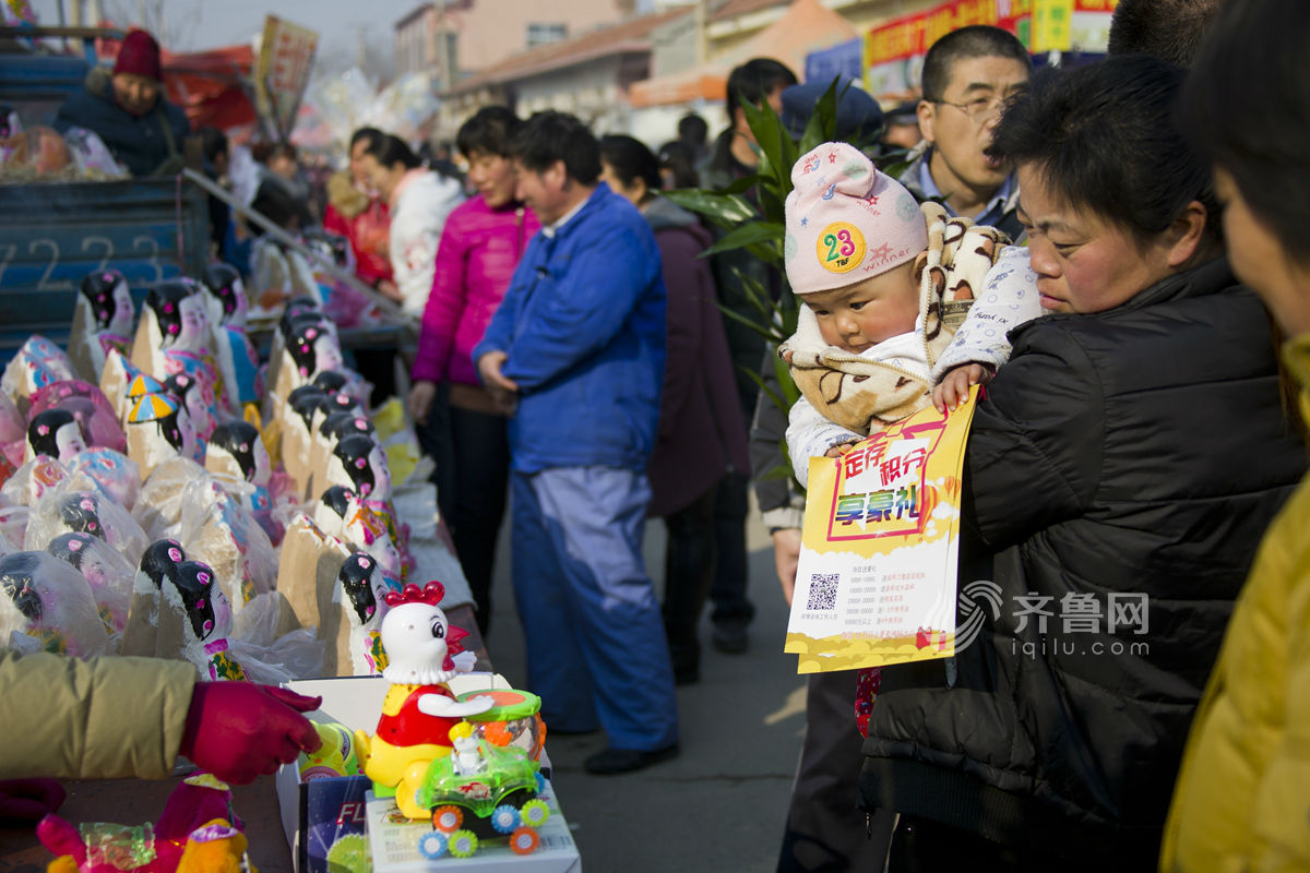 感受非遺文化 山東火把李廟會泥塑娃娃當主角[組圖]