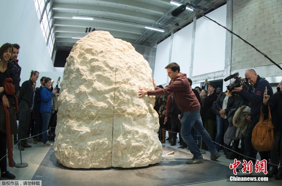 在石頭中漫游？法國(guó)行為藝術(shù)家自鎖巨石內(nèi)1周[組圖]