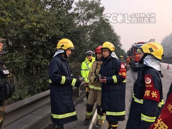 綿廣高速32噸甲醇罐車側翻 司機當場死亡（圖）