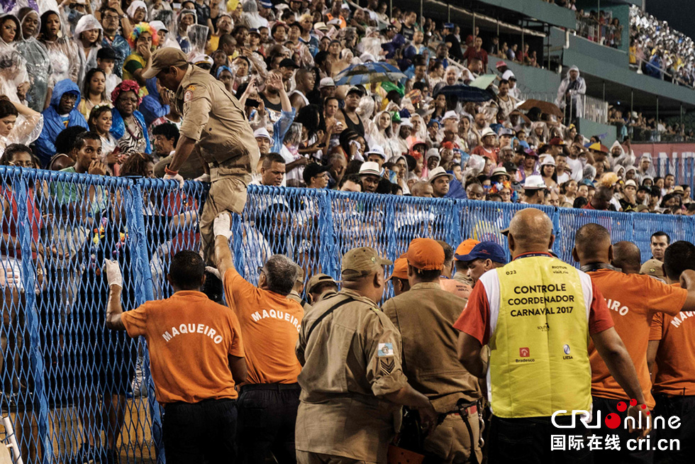 巴西里約狂歡節(jié)花車失控撞向人群 至少八人受傷