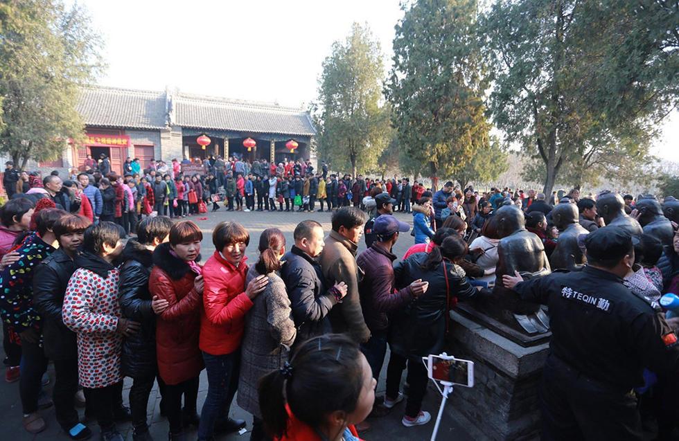 河南周口香客排長隊“打秦檜”消災