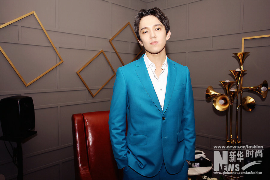 《歌手》迪瑪希玩百變造型 湖藍(lán)色西裝清雅出塵