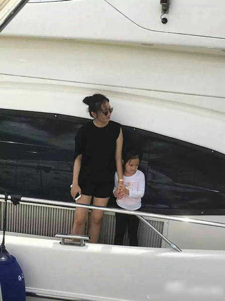 趙薇帶愛女搭地鐵 小四月蹲坐地上好呆萌