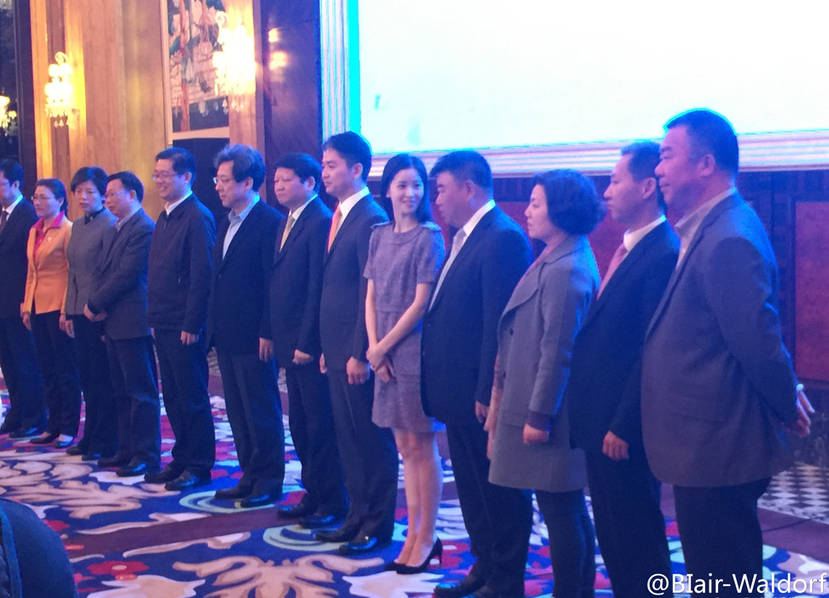 奶茶妹妹聽(tīng)著劉強(qiáng)東講話(huà) 眼神中是一望無(wú)盡的溫柔