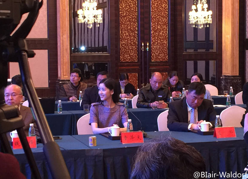 奶茶妹妹聽著劉強(qiáng)東講話 眼神中是一望無(wú)盡的溫柔