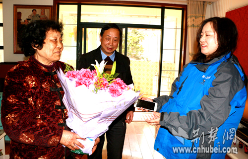 孝昌老兵不忘38年前戰友 相邀看望烈士的母親(圖)