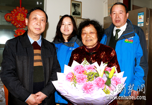 孝昌老兵不忘38年前戰(zhàn)友 相邀看望烈士的母親(圖)