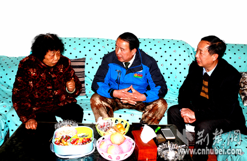 孝昌老兵不忘38年前戰友 相邀看望烈士的母親(圖)