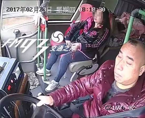 大巴司機閉眼開車 “夢游”20秒出車禍致1亡
