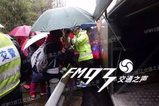 大巴司機閉眼開車 “夢游”20秒出車禍致1亡