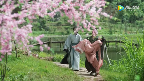 迪麗熱巴到底有多重?看完這4個(gè)男人抱她時(shí)的表情就知道!