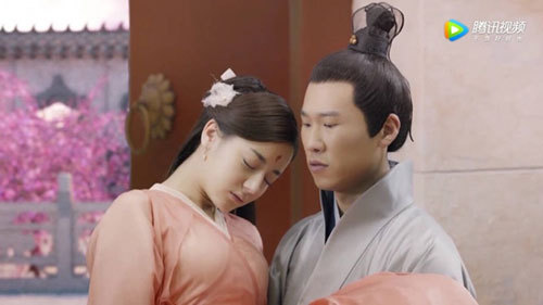 迪麗熱巴到底有多重？看完這4個男人抱她時的表情就知道！