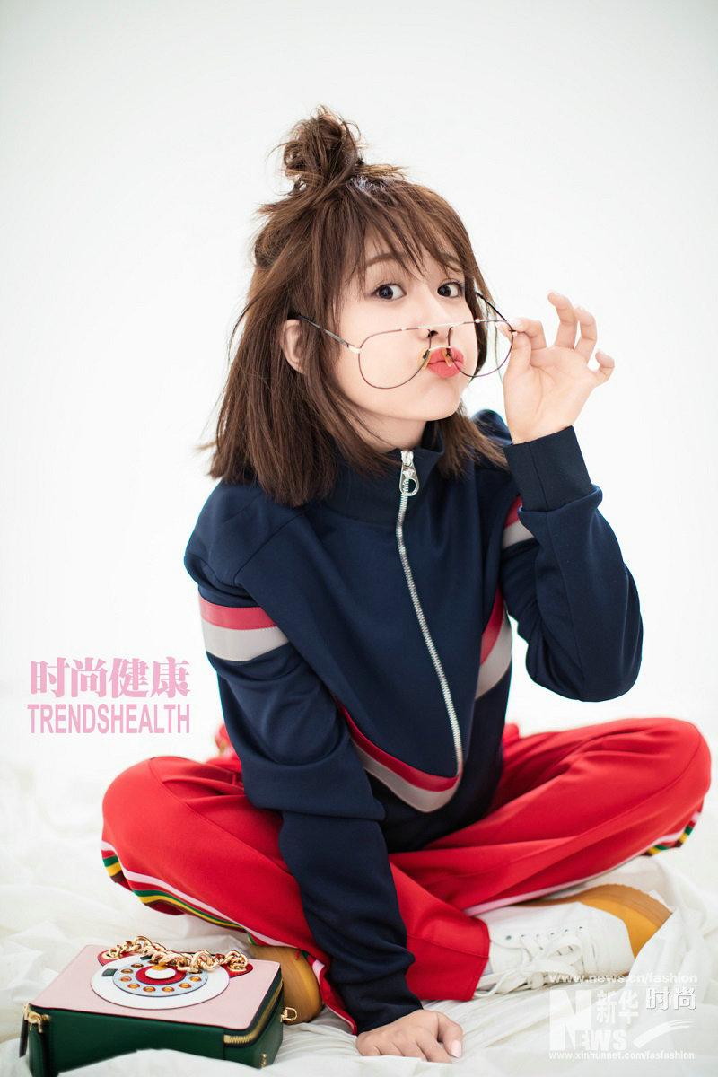 楊紫再登時尚封面 運動搭配活力滿滿