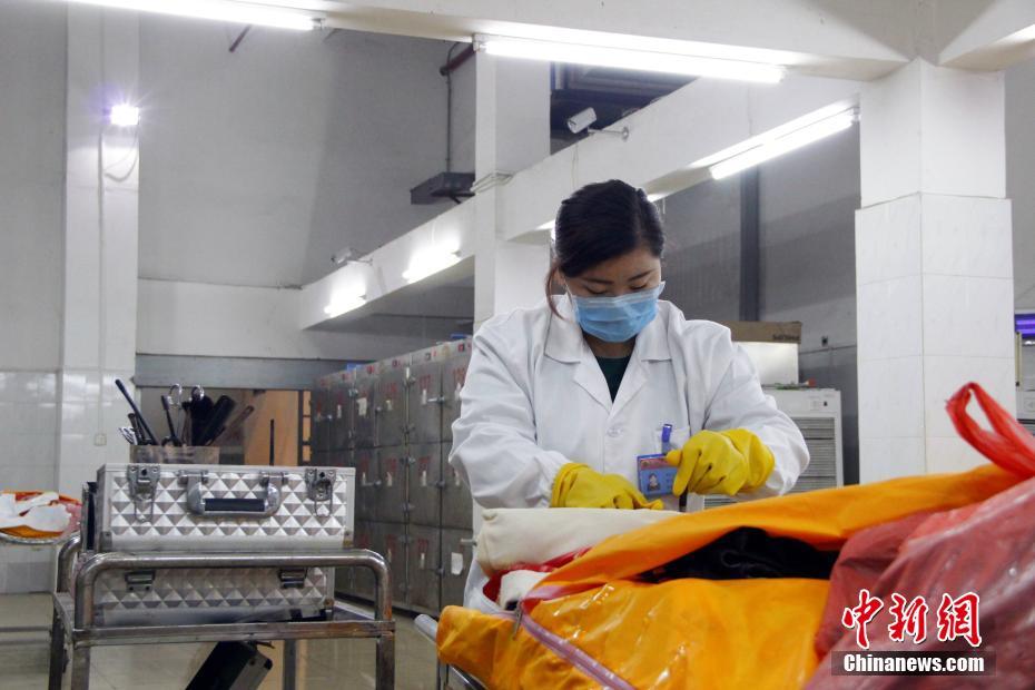 探訪廣西90后女遺體化妝師 堅(jiān)守五年護(hù)送逝者最后一程（組圖）