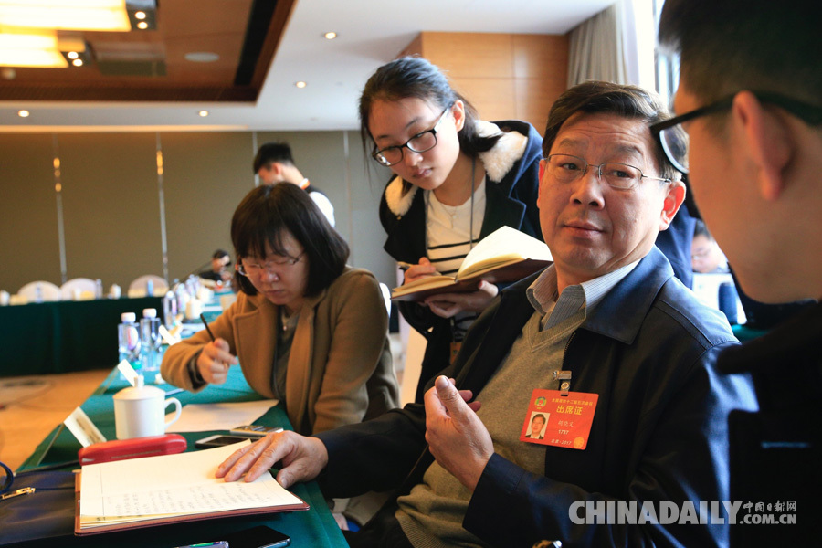 全國政協(xié)社會福利和社會保障界別進(jìn)行小組討論