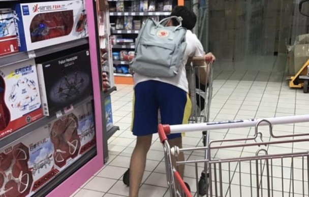 學生情侶超市舉止親密引不滿