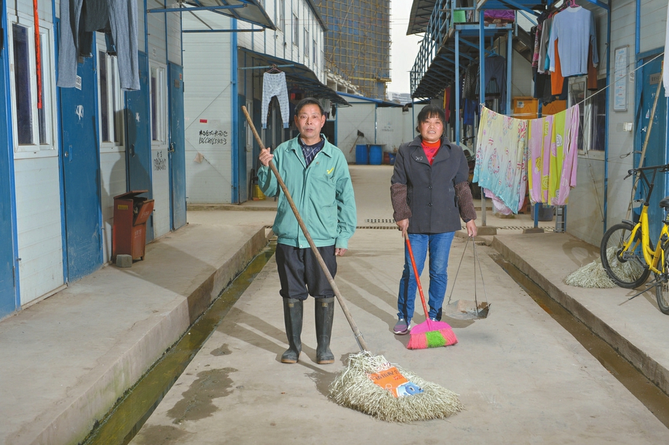 甜蜜浪漫！三對打工夫妻成都興隆湖邊補拍婚紗照（組圖）