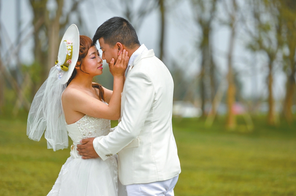甜蜜浪漫！三對打工夫妻成都興隆湖邊補拍婚紗照（組圖）