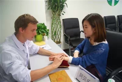 法國來的“洋中醫” 用法文翻譯中醫典籍(圖)