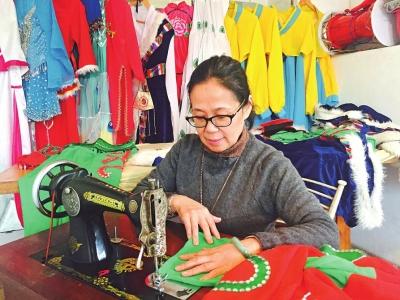 成都:廣場(chǎng)舞隊(duì)長(zhǎng)精打細(xì)算 為隊(duì)友做300套演出服裝