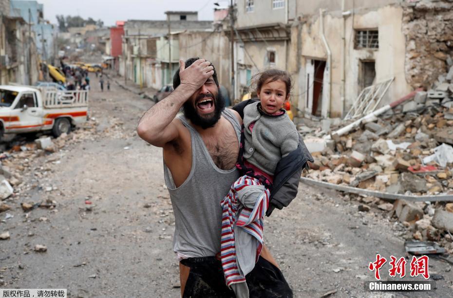 伊拉克男子逃離戰區 脫衣證明自己不是恐怖分子（圖）