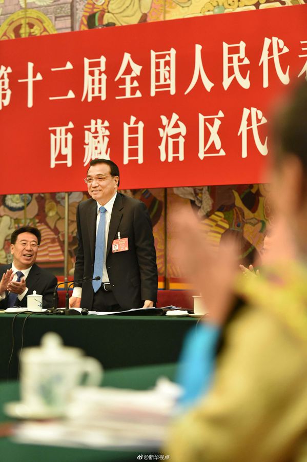 李克強(qiáng)參加西藏代表團(tuán)審議：民族團(tuán)結(jié)要像糌粑和糍粑那樣捏成團(tuán)、聚成團(tuán)、抱成團(tuán)