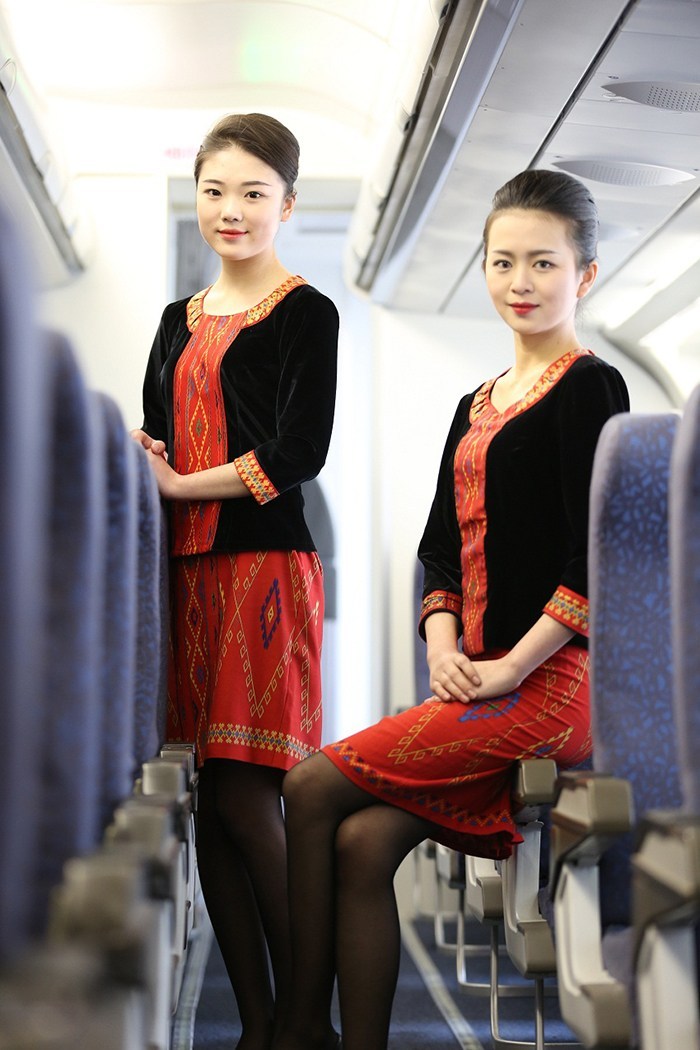 準(zhǔn)空姐化妝體驗(yàn)18歲到70歲 含淚給母親打電話