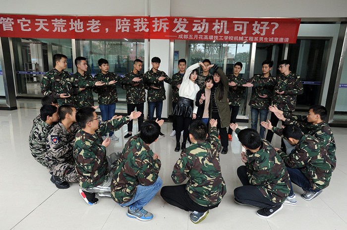 女生節(jié)準(zhǔn)空姐操場(chǎng)擺巨型