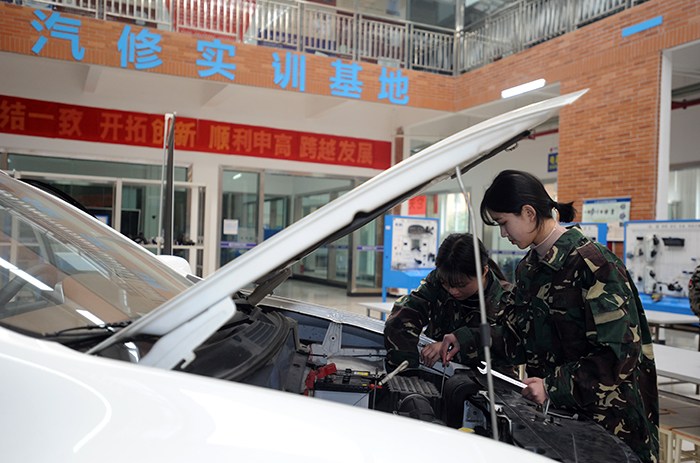 女生節(jié)準(zhǔn)空姐操場擺巨型