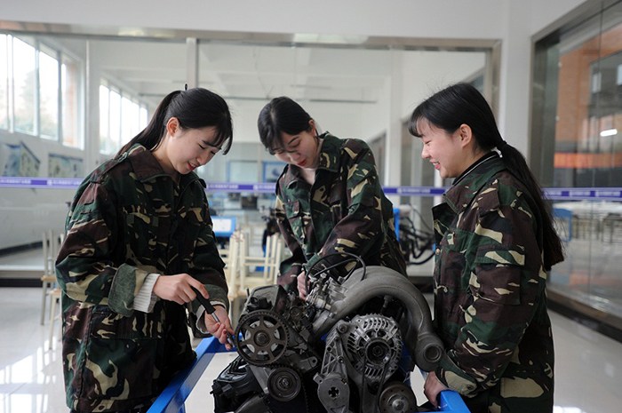 女生節(jié)準(zhǔn)空姐操場(chǎng)擺巨型