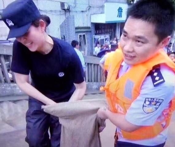 警察夫妻同年同月同日生結(jié)婚7年僅有一張全家福