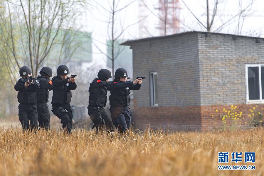 巾幗不讓須眉的女子特警(組圖)