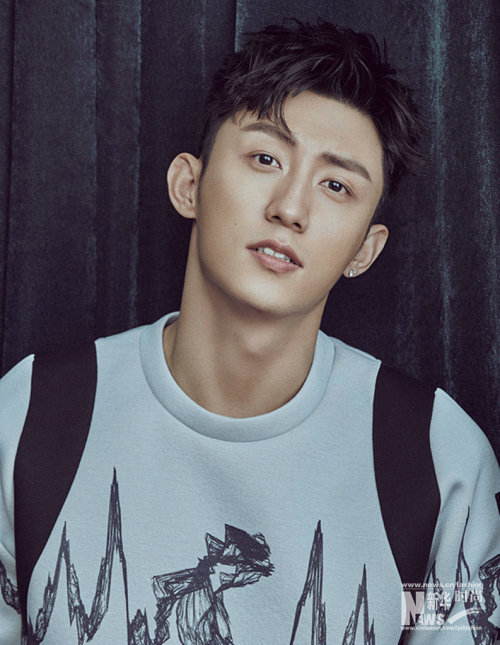 黃景瑜最新大片曝光 輕松玩轉(zhuǎn)多種穿搭風(fēng)格