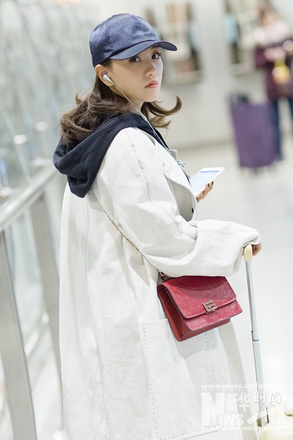 楊蓉巴黎看秀歸來 黑色帽衫搭配白色風衣紅包搶眼