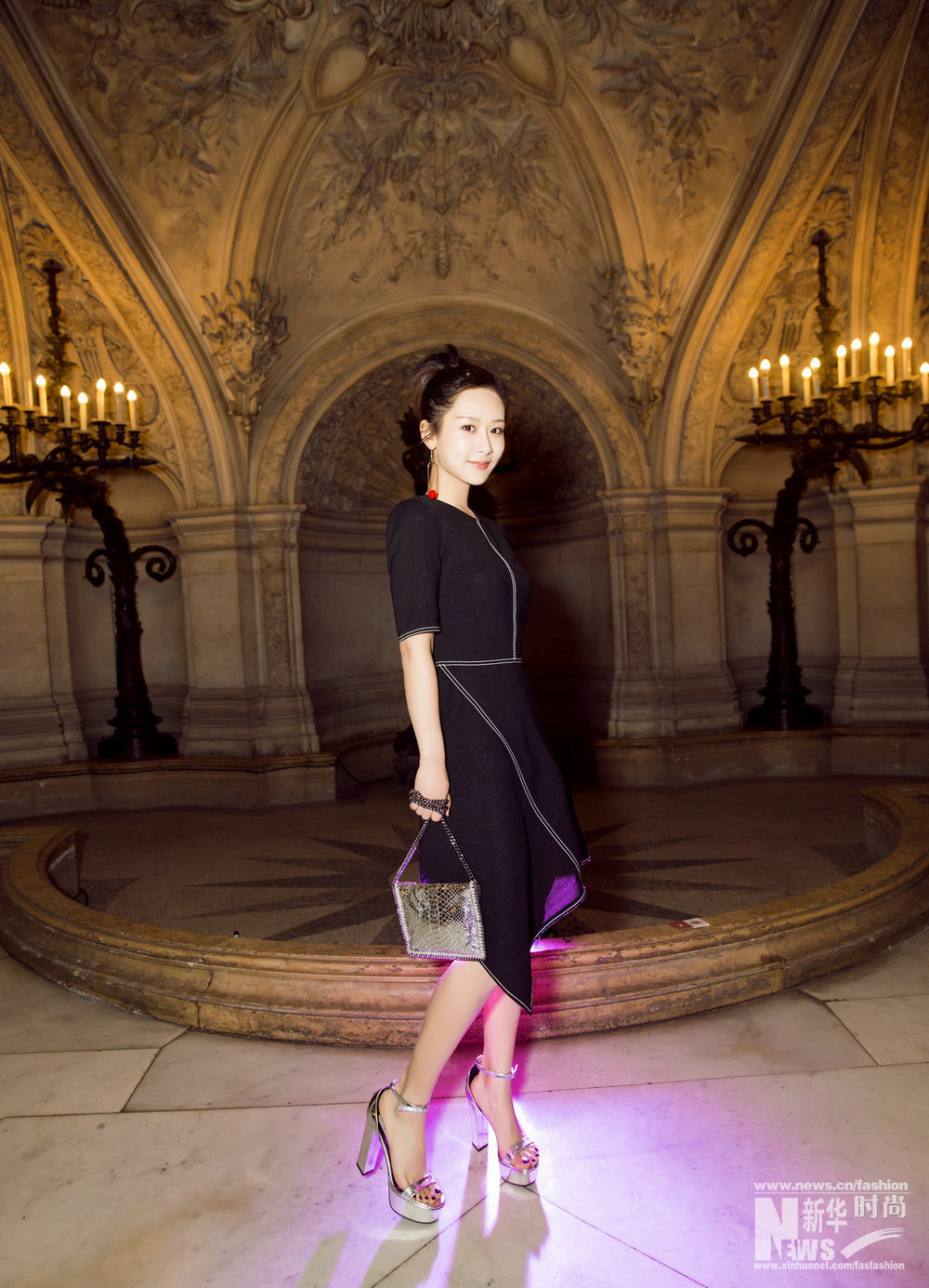 楊紫時裝周獻(xiàn)首秀 高馬尾櫻桃紅別針清新靈動