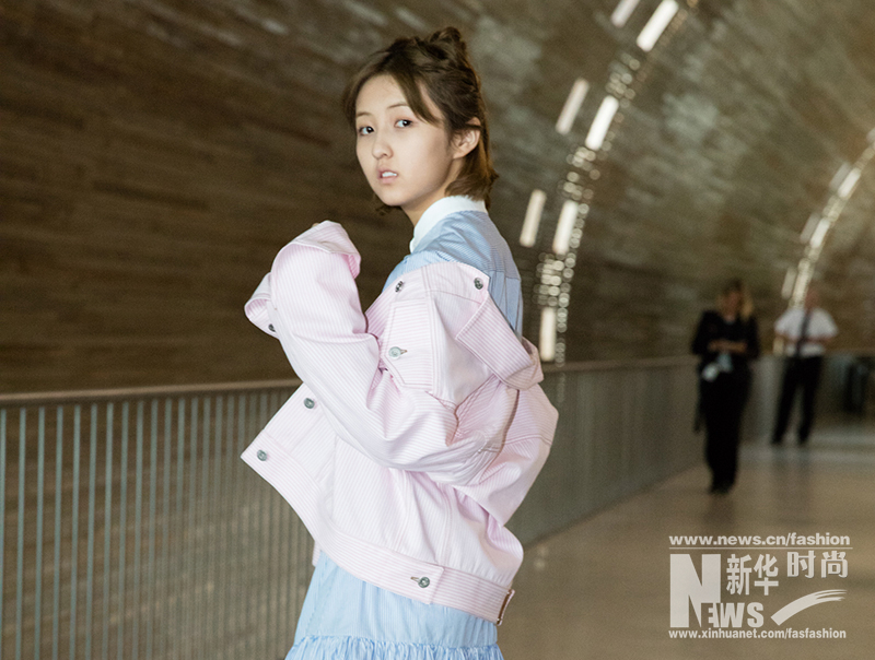 張子楓巴黎時(shí)裝周回程 粉牛仔配藍(lán)條紋 可愛清新