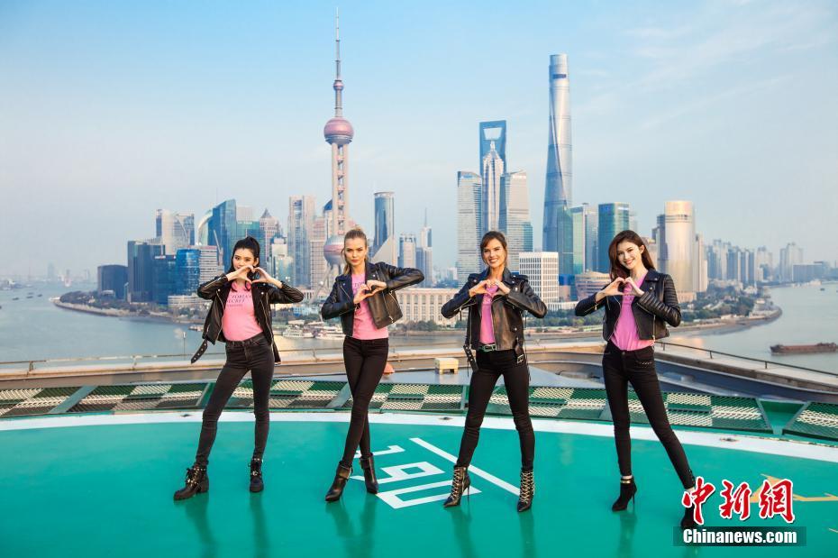 四大維密天使合體亮相 無敵大長腿“稱霸”上海灘（組圖）