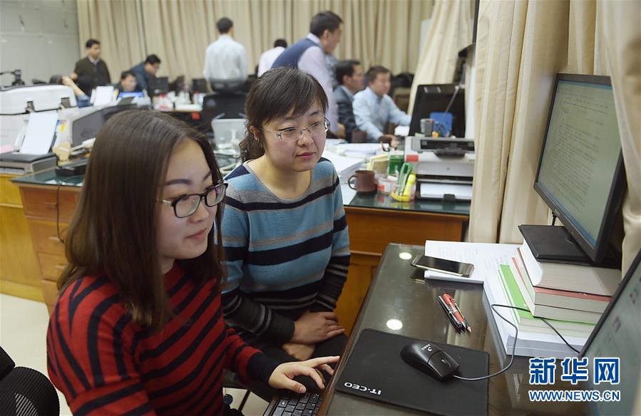 兩會會場內外的她們：工作著 美麗著（組圖）