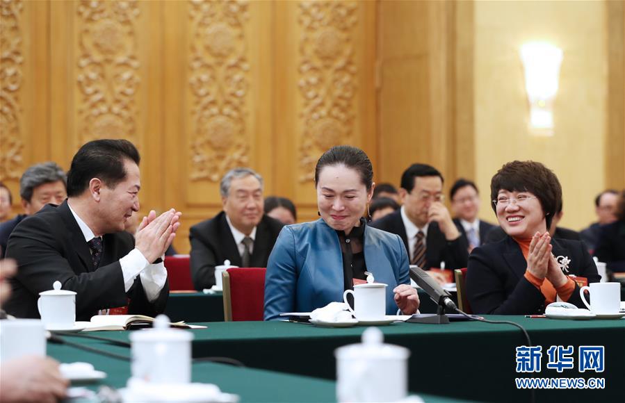 兩會(huì)會(huì)場(chǎng)內(nèi)外的她們：工作著 美麗著（組圖）